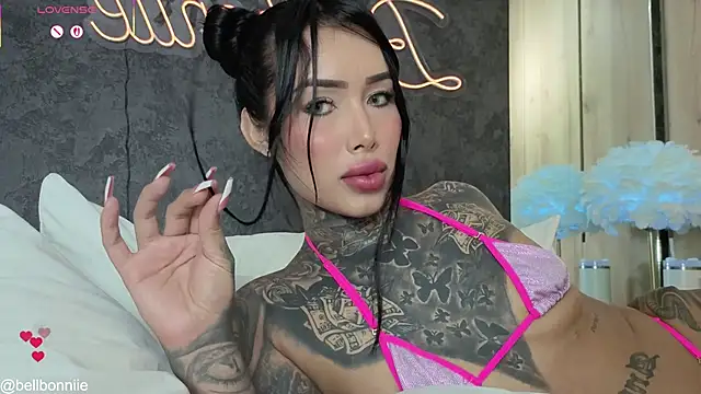Snapshot of belllbonniie chatting on May 4, 9:33 pm belllbonniie online show from May 4, 9:33 pm