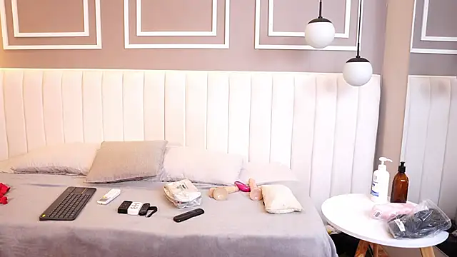 Tayler Kim online show from November 30, 4:33 pm