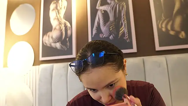 Tayler Kim online show from December 18, 4:46 pm