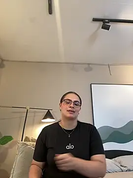 Tayler Kim online show from February 15, 6:26 pm