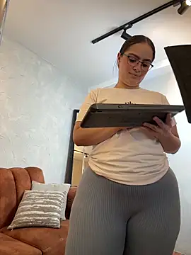 Tayler Kim online show from February 20, 6:41 pm