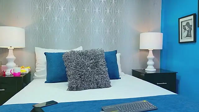 ZoeWilliis online show from April 22, 12:50 pm