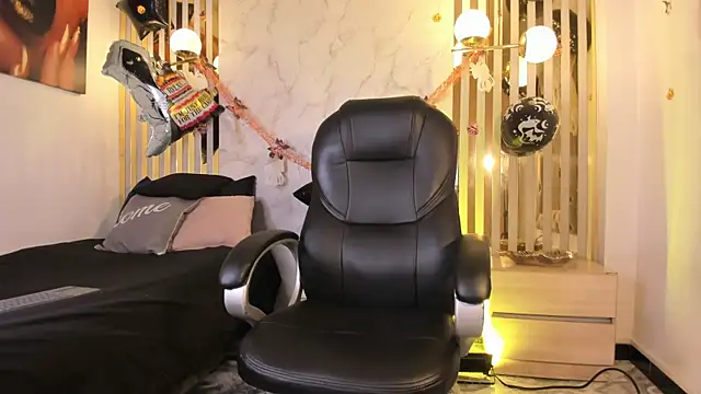 Melaniegh  online show from October 26, 11:27 am