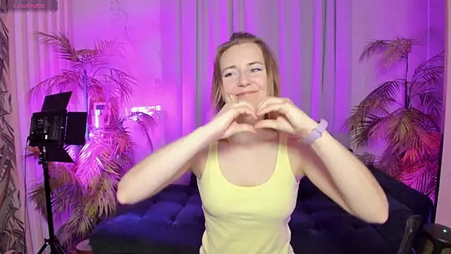 Snapshot of MeggySun chatting on October 21, 2:29 pm MeggySun online show from October 21, 2:29 pm