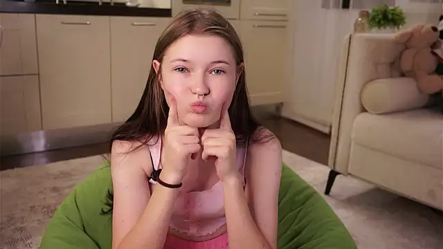 LynHillaire online show from September 18, 11:12 am