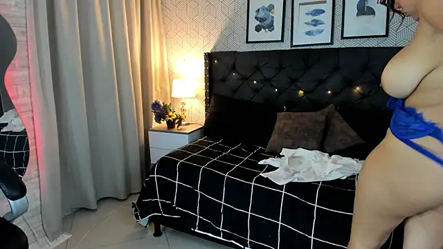 sophie  blare online show from February 13, 7:10 pm