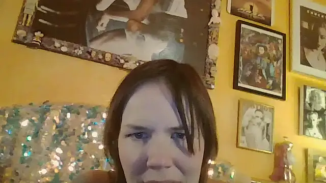 Snapshot of pinkmoonboots chatting on October 28, 3:21 am pinkmoonboots online show from October 28, 3:21 am