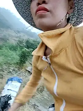 Snapshot of Tin_tanny chatting on December 5, 12:52 am Tin tanny online show from December 5, 12:52 am