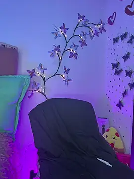 LindaWz  online show from April 19, 8:02 am