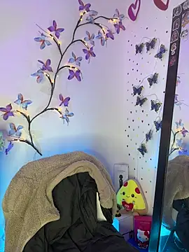 LindaWz  online show from April 21, 8:31 am