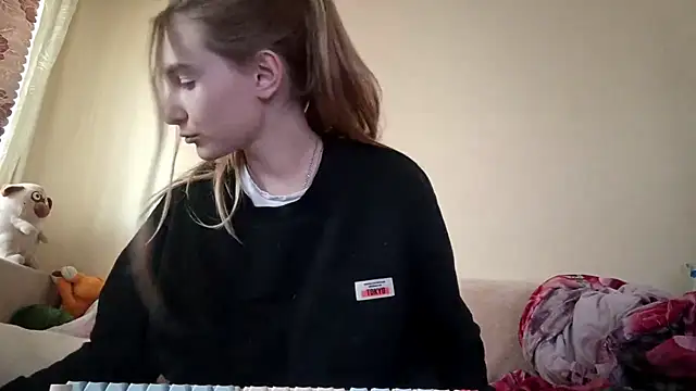 Nymera flare online show from October 1, 5:57 am