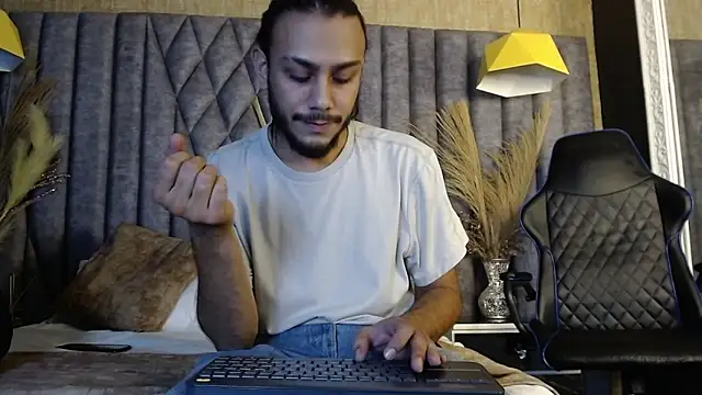 Snapshot of Boss_Domiinator chatting on October 6, 3:04 am Boss Domiinator online show from October 6, 3:04 am