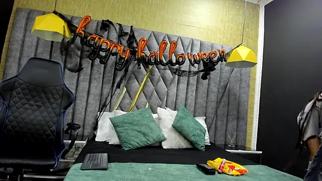 Snapshot of Boss_Domiinator chatting on October 29, 3:20 am Boss Domiinator online show from October 29, 3:20 am