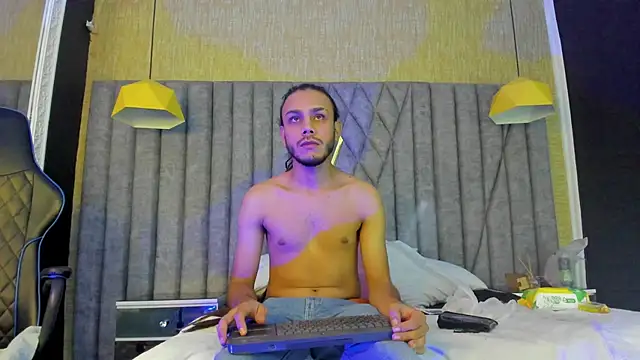 Snapshot of Boss_Domiinator chatting on November 12, 3:07 am Boss Domiinator online show from November 12, 3:07 am