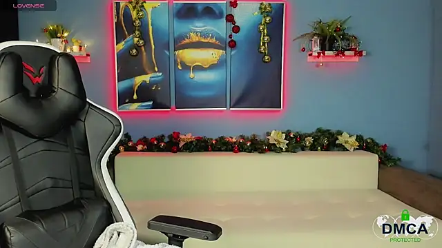 Snapshot of Roxy_foxi chatting on December 4, 1:15 am Roxy foxi online show from December 4, 1:15 am