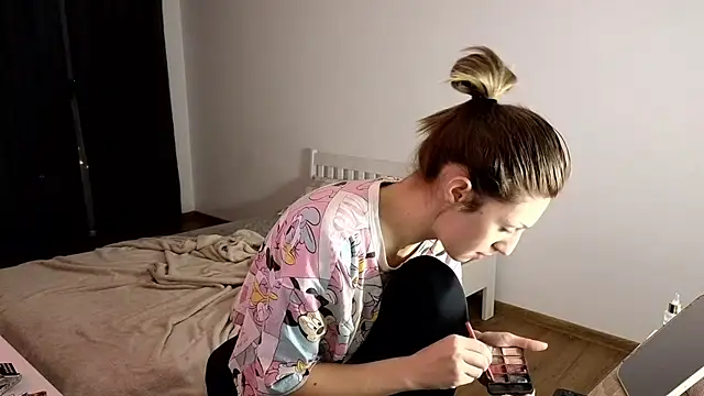 Snapshot of crystalxx18 chatting on November 28, 3:42 am crystalxx18 online show from November 28, 3:42 am