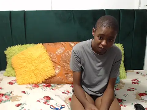 SweetSlenderChoc online show from February 4, 12:38 am