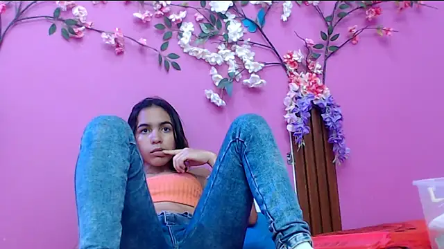 Snapshot of skinnysofia18 chatting on September 10, 1:11 pm skinnysofia18 online show from September 10, 1:11 pm
