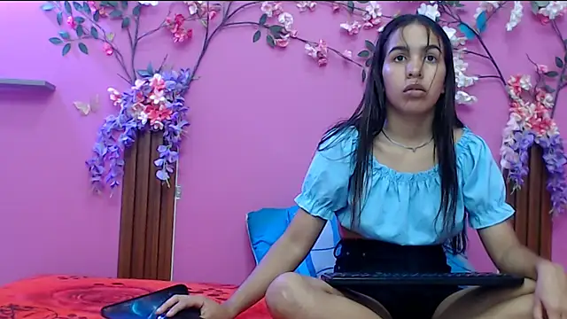 Snapshot of skinnysofia18 chatting on September 19, 1:12 pm skinnysofia18 online show from September 19, 1:12 pm