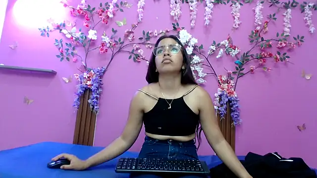 skinnysofia18 online show from March 5, 1:29 pm