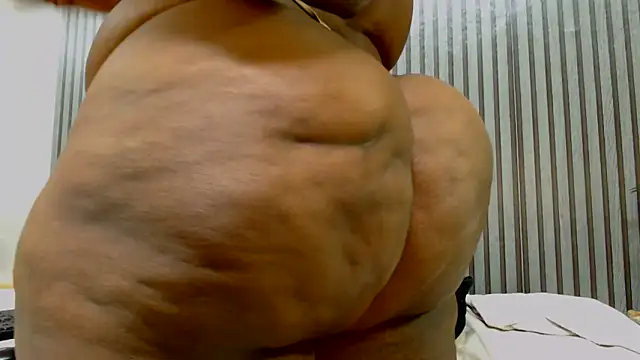 ROYALASS25 online show from June 10, 1:17 am