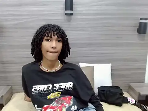 Penelopee Rouse online show from December 19, 7:43 pm