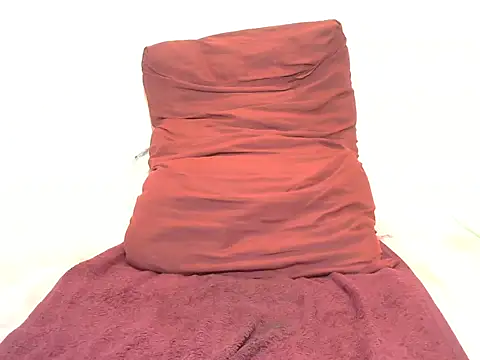 Snapshot of BeautyQueenX22 chatting on November 27, 8:33 pm BeautyQueenX22 online show from November 27, 8:33 pm