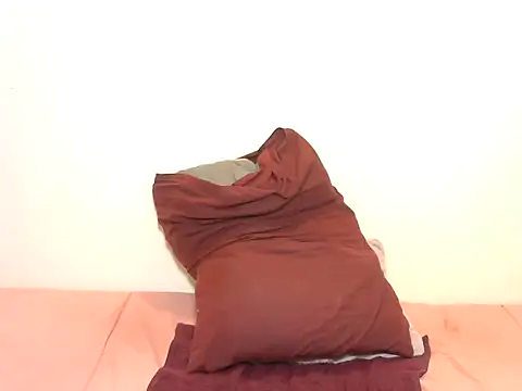 Snapshot of BeautyQueenX22 chatting on December 5, 9:18 am BeautyQueenX22 online show from December 5, 9:18 am