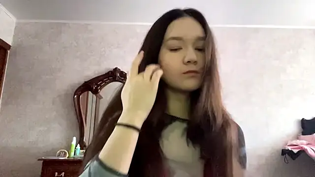Snapshot of Pikmigirl18 chatting on October 8, 9:51 am Pikmigirl18 online show from October 8, 9:51 am