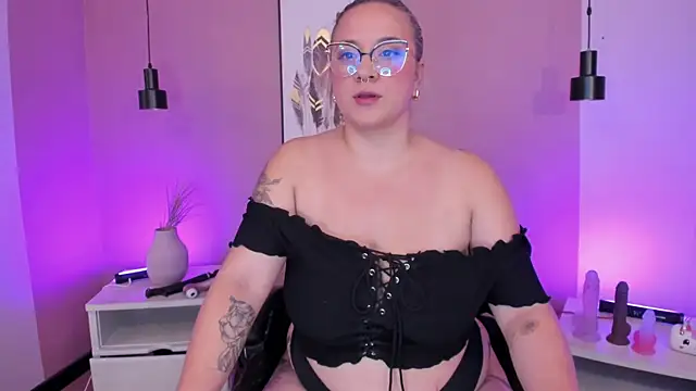 Snapshot of hollie_joliie chatting on October 2, 8:10 am hollie joliie online show from October 2, 8:10 am