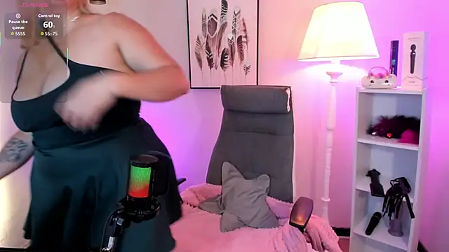 hollie joliie online show from March 28, 12:05 pm