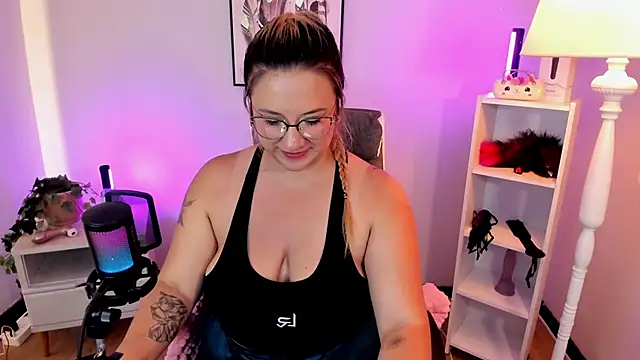 hollie joliie online show from March 29, 2:39 pm