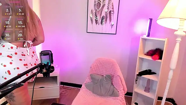 hollie joliie online show from April 24, 12:18 pm