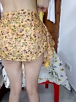 miss raavy online show from April 5, 4:26 pm