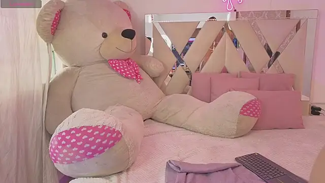 Kenndal tay online show from February 18, 7:10 pm