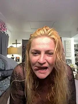 Snapshot of Goldenndoll chatting on September 10, 2:06 pm Goldenndoll online show from September 10, 2:06 pm