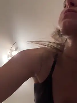 SophiiaStarr online show from December 1, 6:35 pm