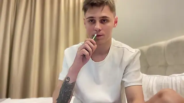 Snapshot of Tyler_Garner chatting on September 13, 5:24 pm Tyler Garner online show from September 13, 5:24 pm