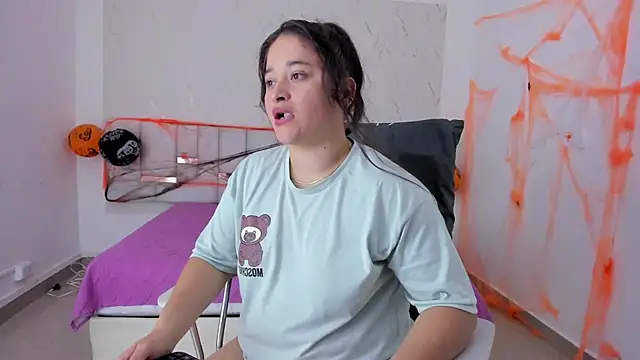 Snapshot of aradia_kiss chatting on October 20, 7:47 pm aradia kiss online show from October 20, 7:47 pm