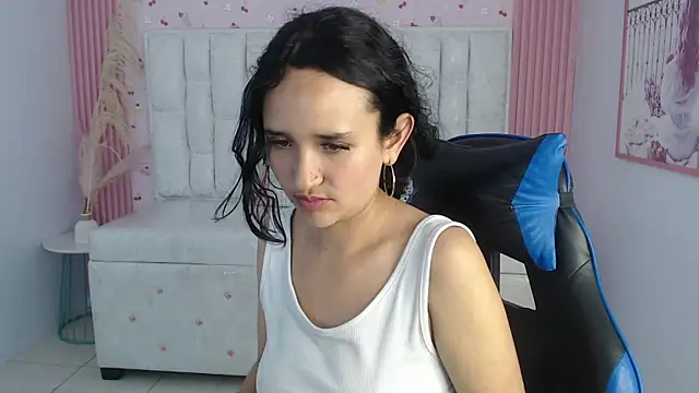 Snapshot of bella_vibess_s chatting on October 8, 9:07 am bella vibess s online show from October 8, 9:07 am