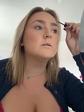 Elliemaee online show from September 18, 11:12 am