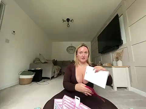 Elliemaee online show from October 3, 11:29 am