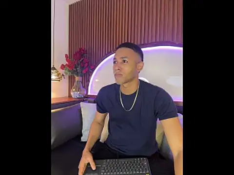 B Wild online show from March 28, 4:34 am