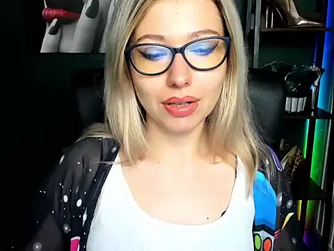 Snapshot of loveHeidi chatting on June 30, 4:35 am loveHeidi online show from June 30, 4:35 am