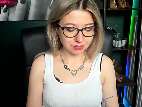 Snapshot of loveHeidi chatting on July 15, 4:29 am loveHeidi online show from July 15, 4:29 am