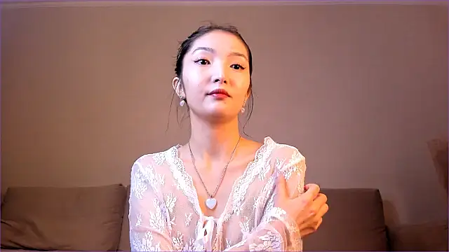 Snapshot of nooniemoon chatting on October 1, 2:28 am nooniemoon online show from October 1, 2:28 am
