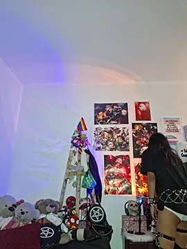 carolinerue online show from October 11, 7:56 pm