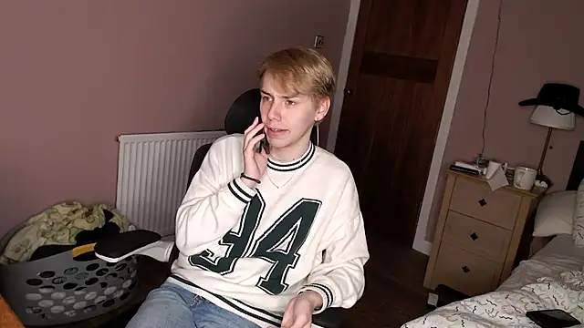 Snapshot of scottishtwink01 chatting on September 24, 12:52 pm scottishtwink01 online show from September 24, 12:52 pm