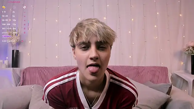 Snapshot of Astrellia chatting on October 10, 7:24 pm Astrellia online show from October 10, 7:24 pm