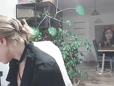 Snapshot of MadMadelin chatting on October 17, 10:45 pm MadMadelin online show from October 17, 10:45 pm